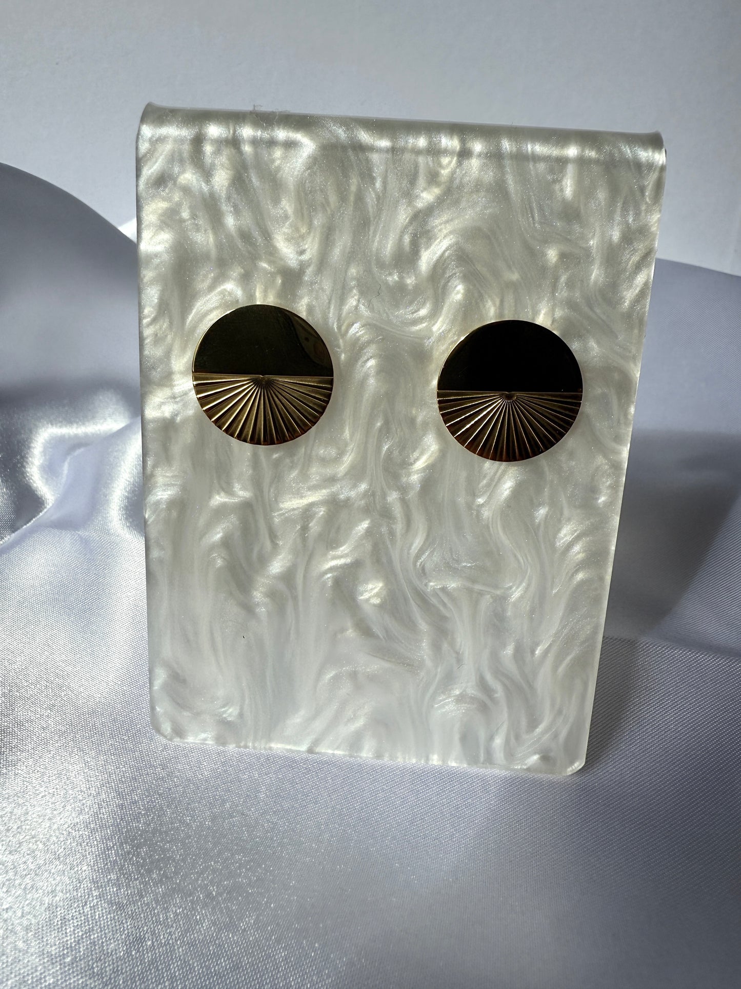 Boucles d’oreilles clous dorées rondes à motifs