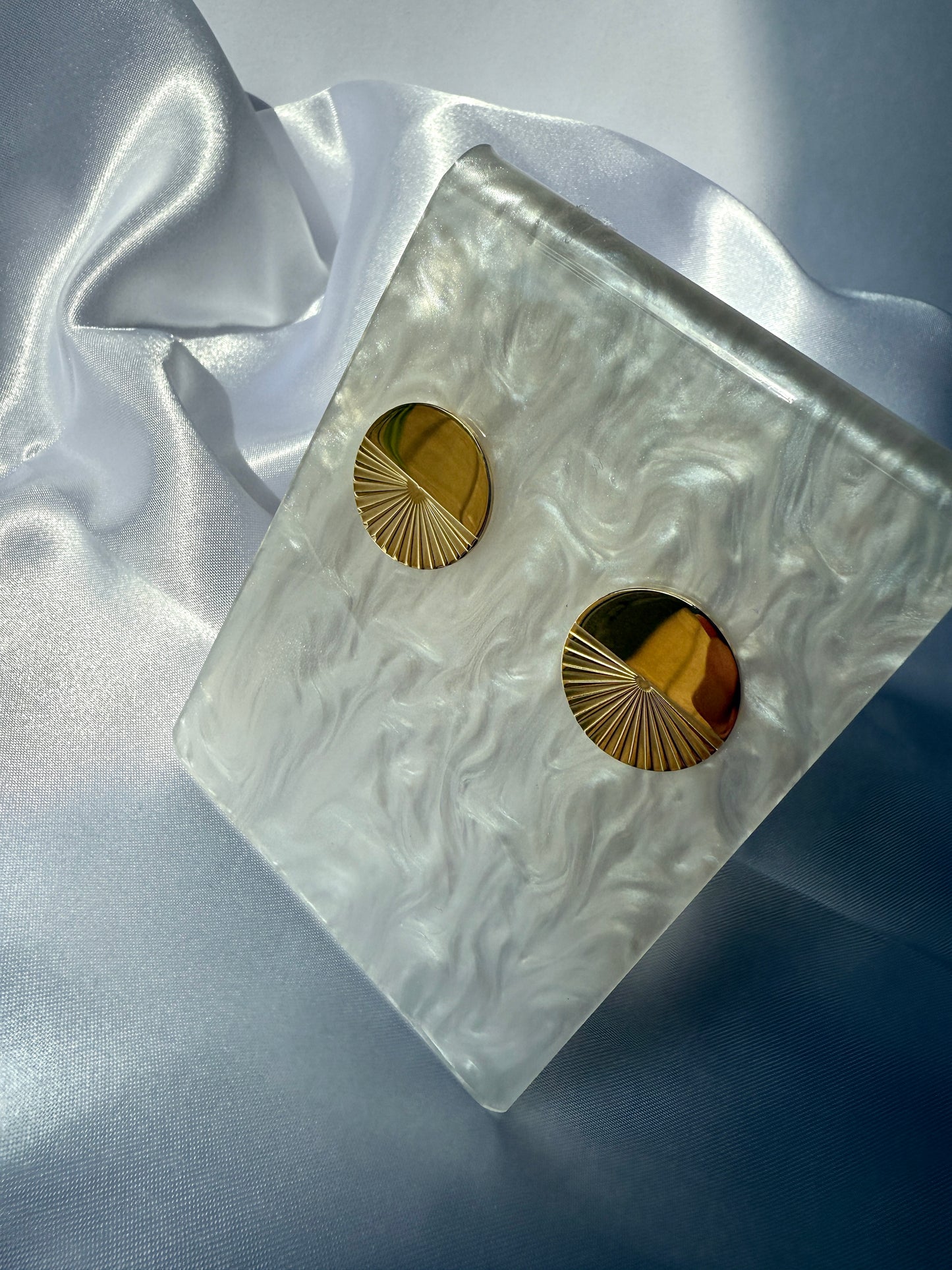 Boucles d’oreilles clous dorées rondes à motifs